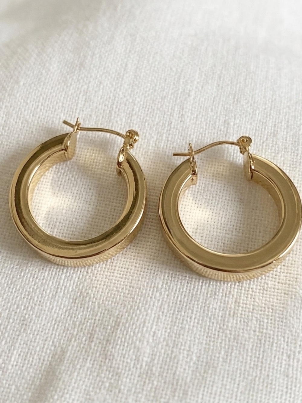 14k-gold-plated women’s 25mm hoop earrings hypoallergenic - Picture 5 of 5